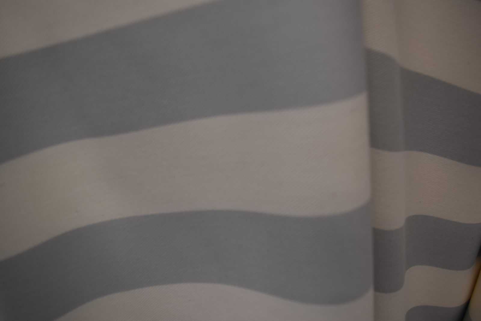 tela raya ancha blanco celeste/gris algodon 100 detalle lucio