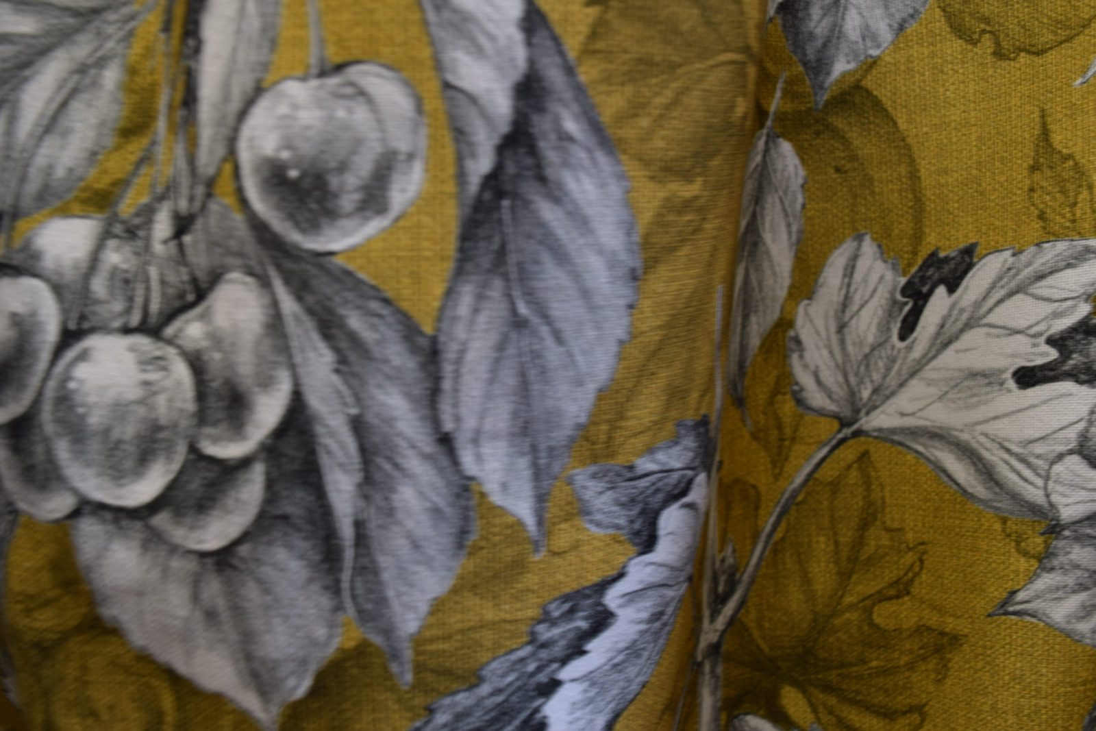 tela estampados frutales 100 algodon botanic oro detalle lucio 2
