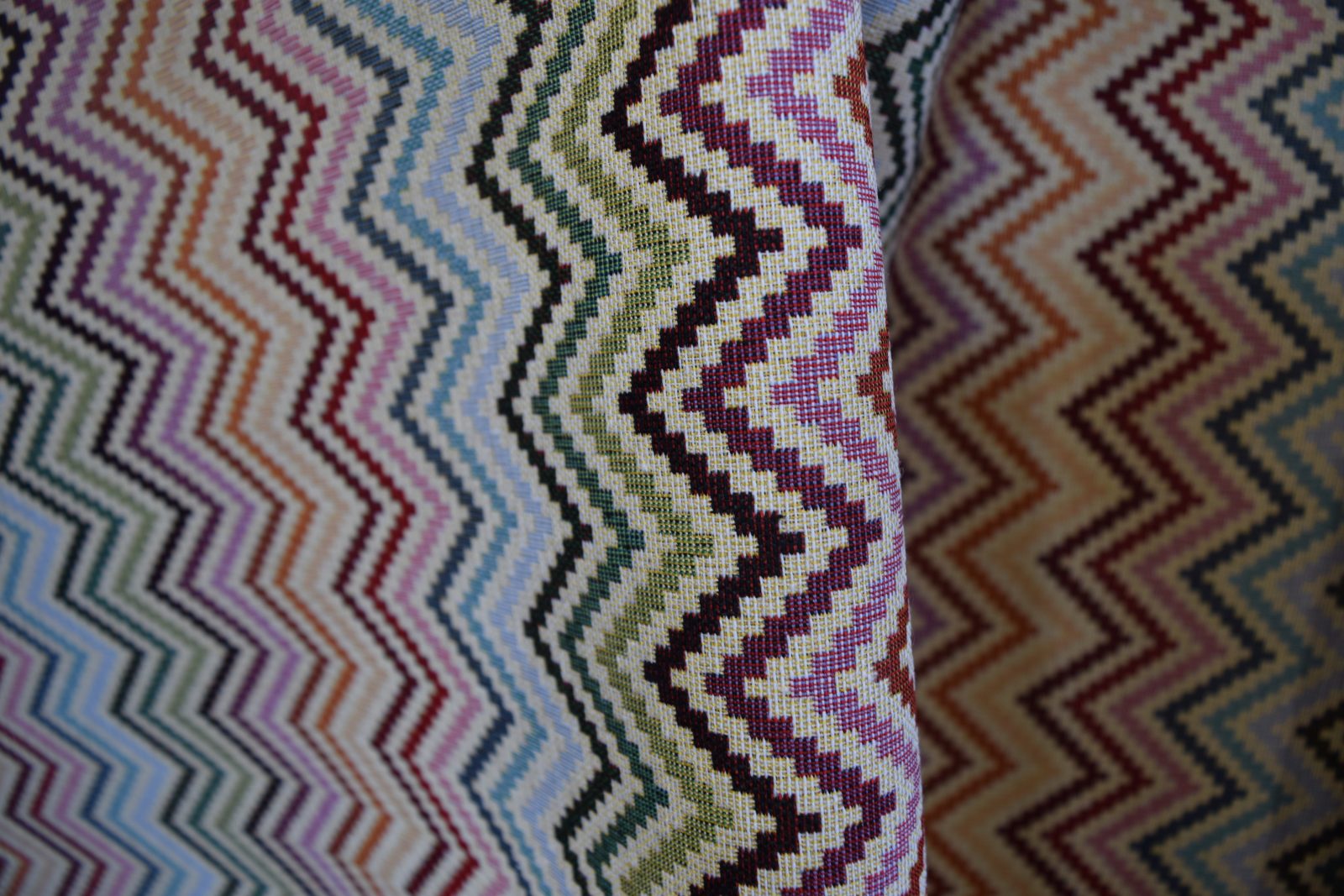 tela geometrica multicolor algodon poliester detalle lucio