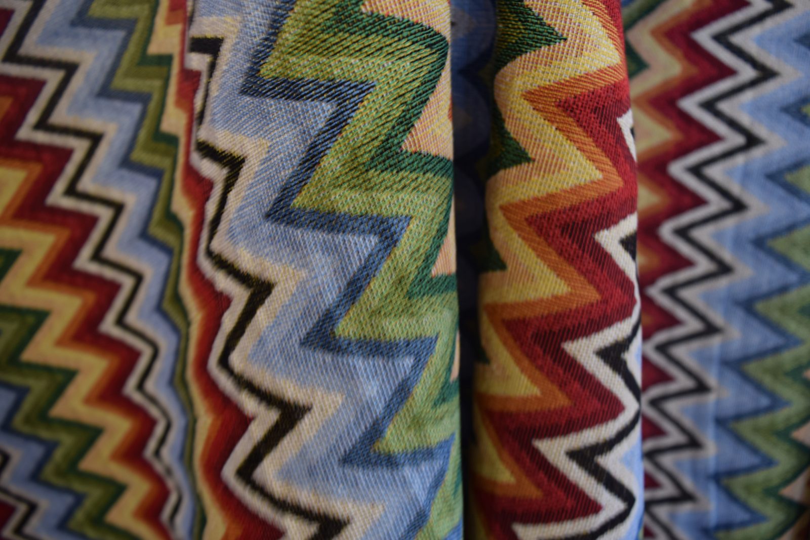 tela geometrica multicolor algodon poliester detalle lucio