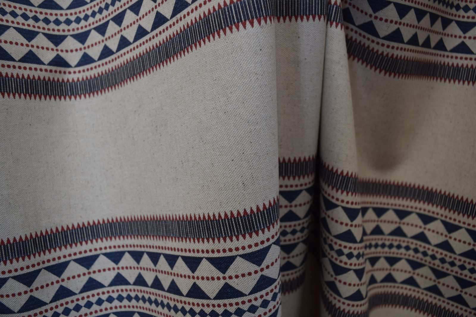 tela geometrica rayas greca rojo algodon lino detalle lucio