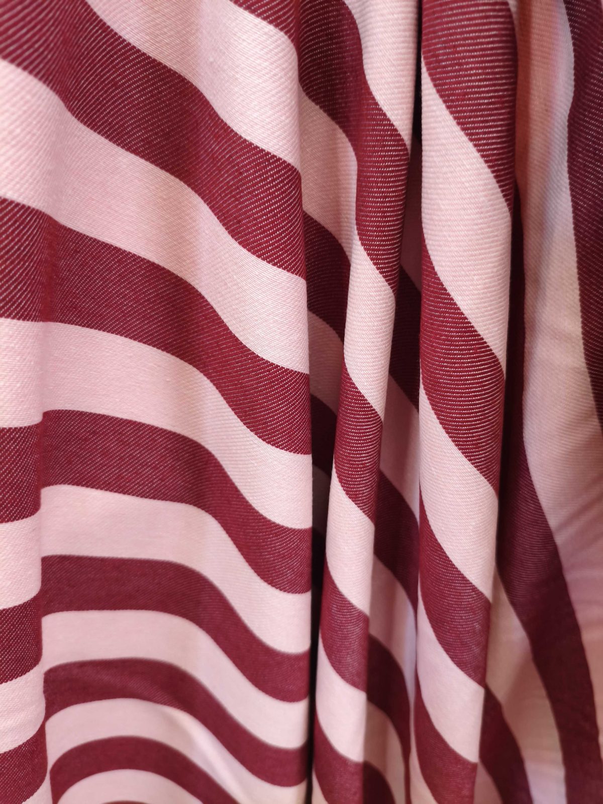 tela agata burdeos rosa algodon poliester detalle lucio