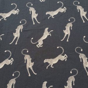 tela estampada guepardo negro 70 viscosa 30 lino planchada lucio