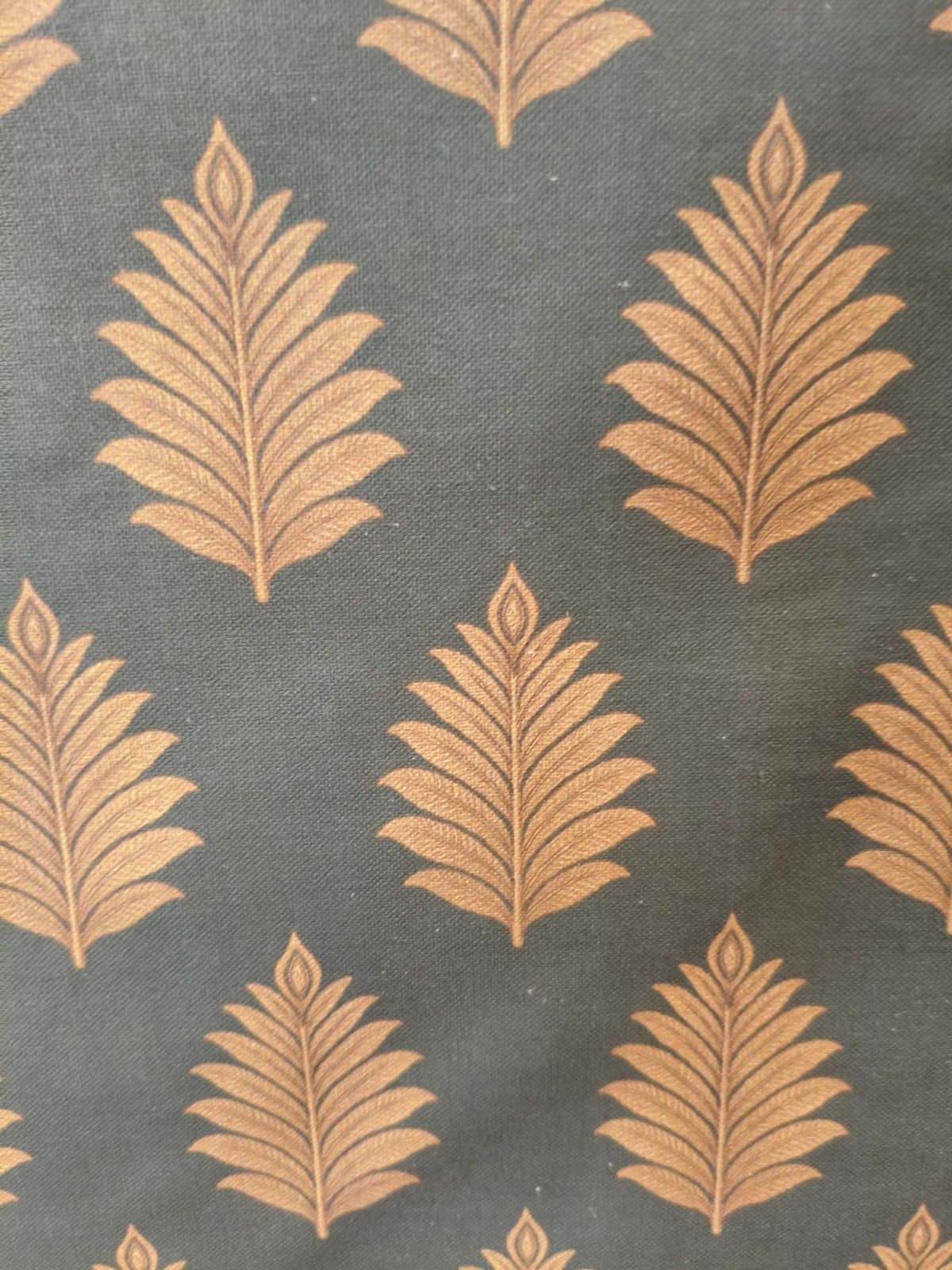 tela estampada palmas oro 100 algodon detalle lucio